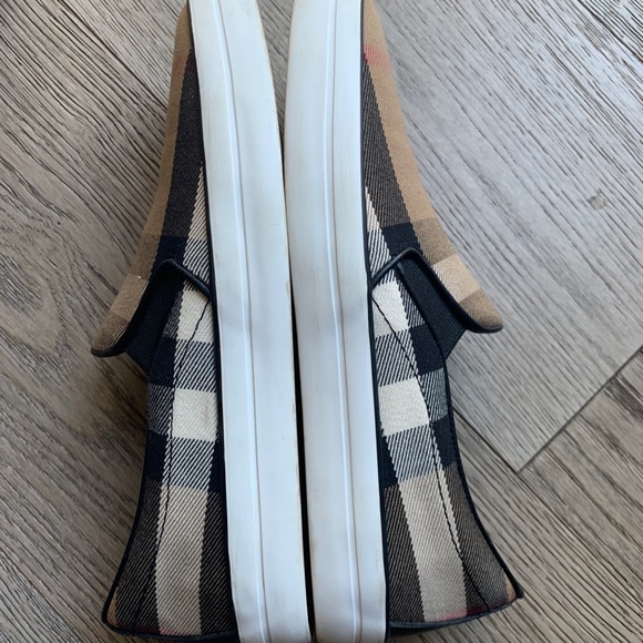 —-SOLD——-Womens Burberry Check Slip on Sneakers - Picture 3 of 7
